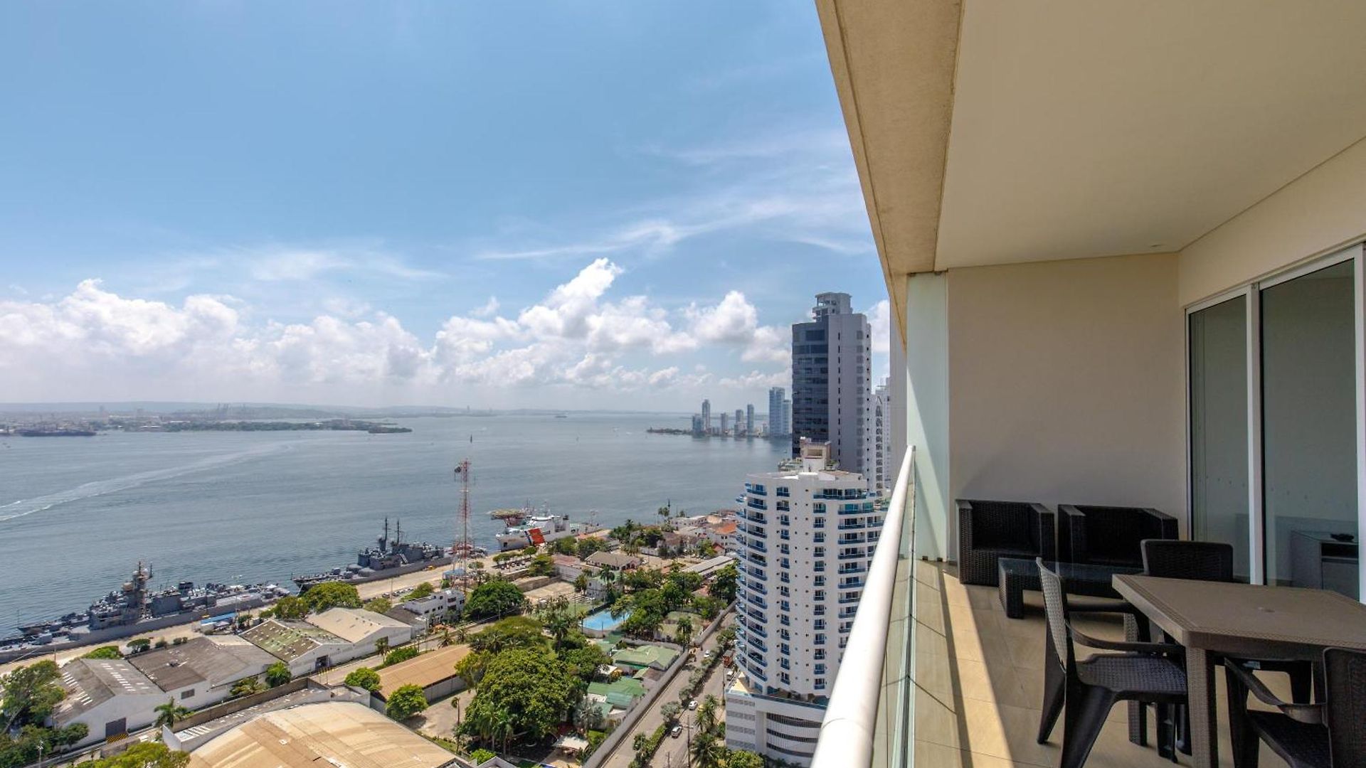 En Edificio H2 Bocagrande Cerca Al Mar * Cartagena